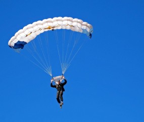 开云平台-三笘薰一剑封喉，拜仁稳扎稳打击溃里昂，唯一性胜利彰显欧冠底蕴