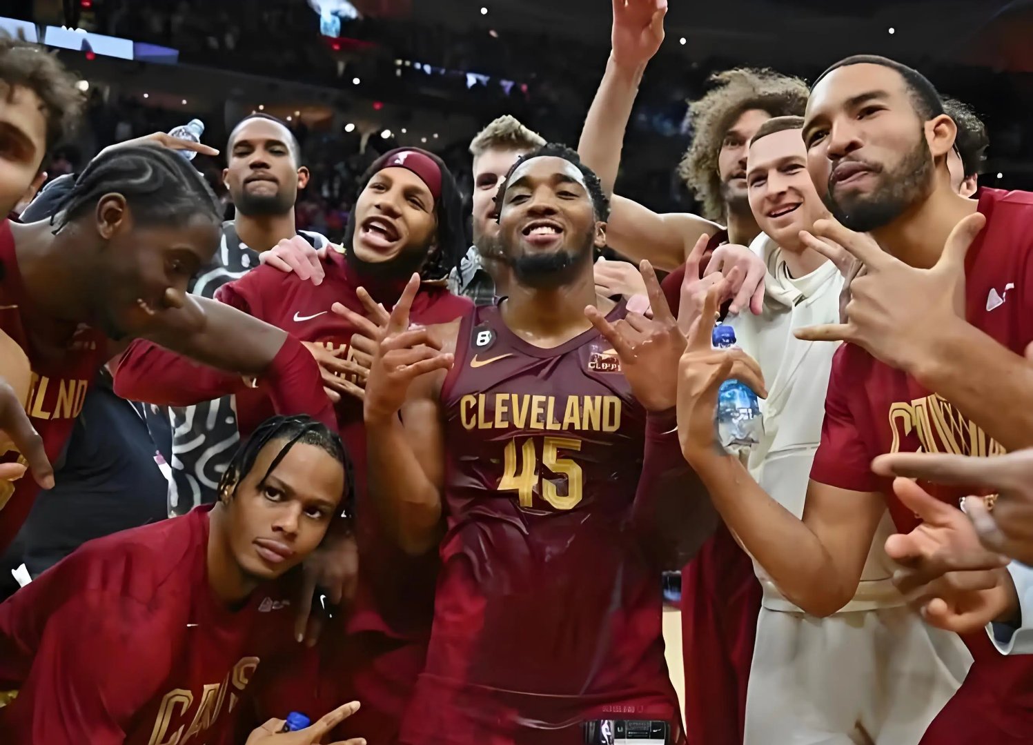 猛龙横扫雄鹿,福克斯扛起全队 猛龙横扫雄鹿,福克斯扛起全队