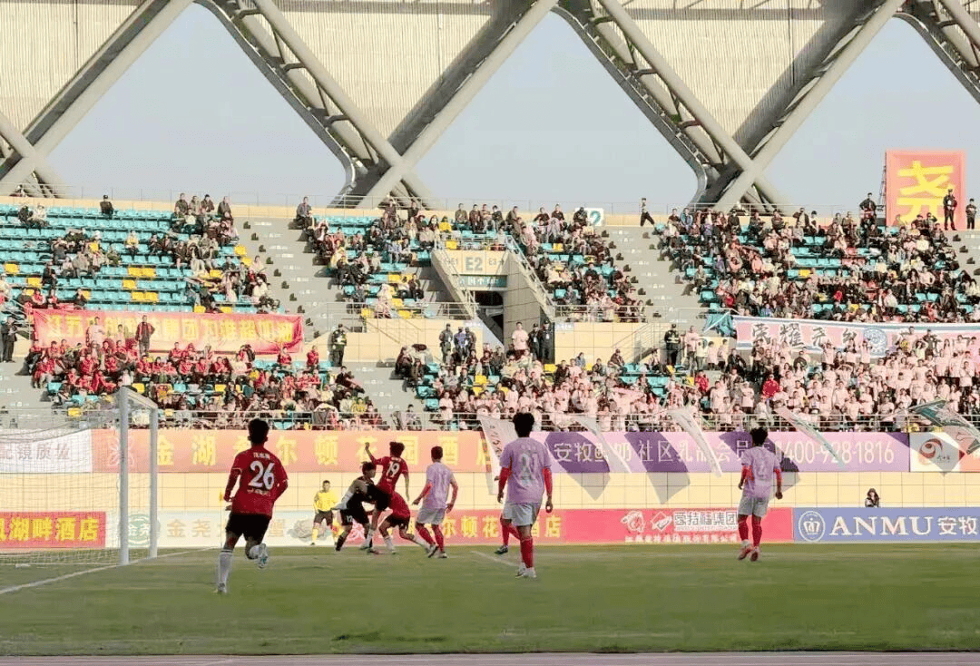 精彩纷呈!球队积极争夺胜利 精彩纷呈!球队积极争夺胜利