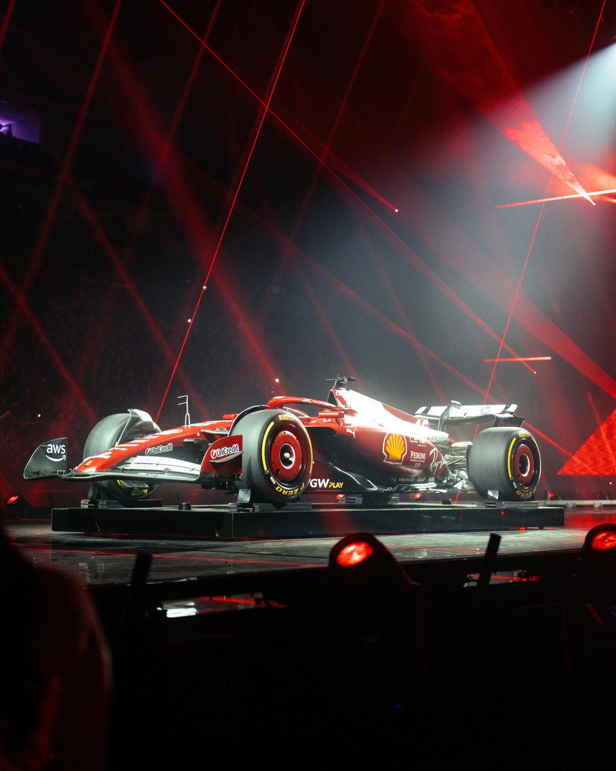 哈斯车队鏖战红牛二队,勒克莱尔点燃赛场 哈斯车队鏖战红牛二队,勒克莱尔点燃赛场